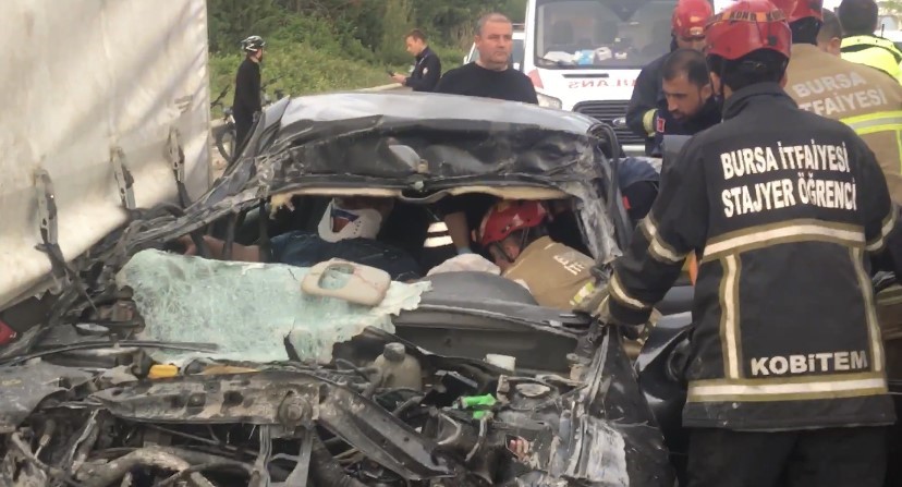 Tıra Ok Gibi Saplanan Otomobil Sürücüsü Hayatını Kaybetti
