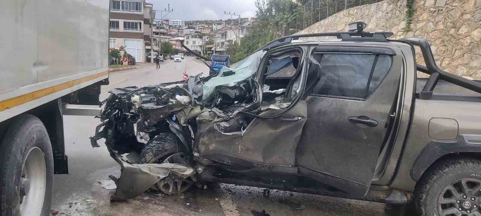 Tırın Altına Giren Kamyonette Sıkıştılar