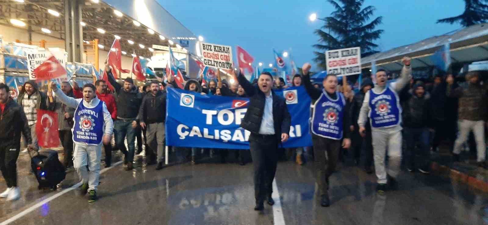 Tofaş İşçisi Yağmur Çamur Demeden Nöbete Devam Ediyor