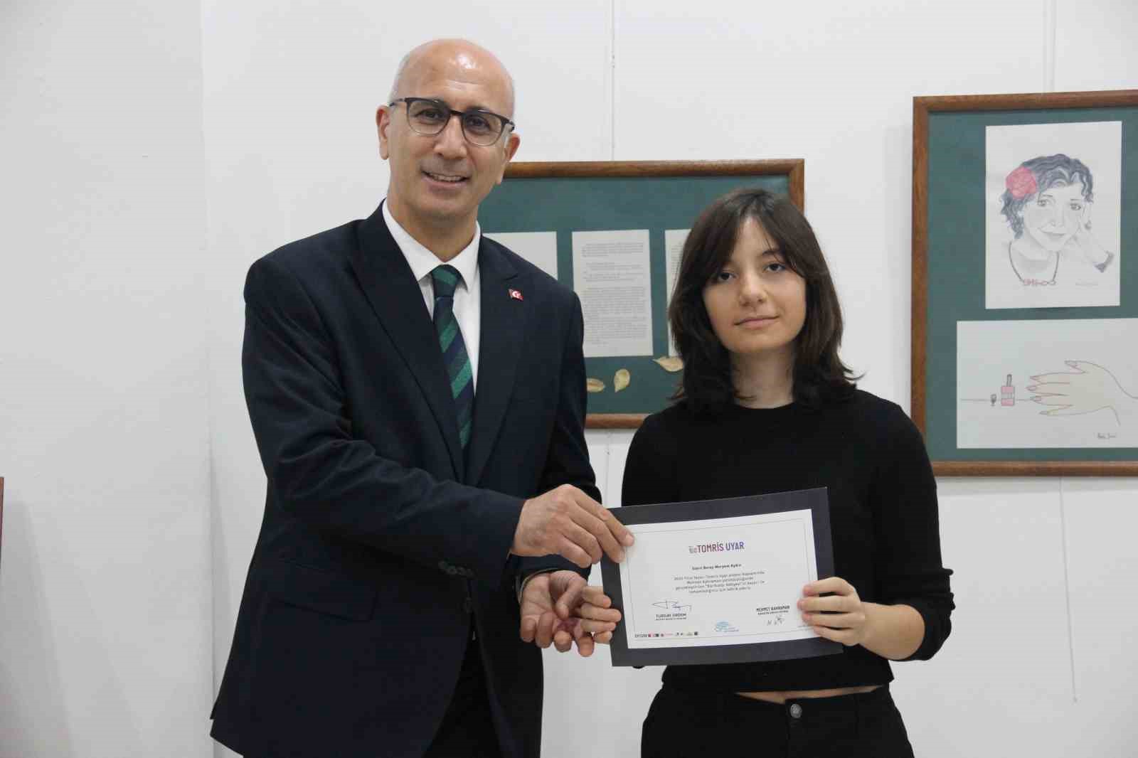 Tomris Uyarın Öyküsünü Çizgilerle Anlattılar
