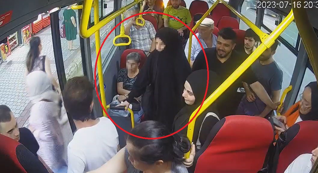 Bursa'da çarşaflı genç kadına hakaret eden yolcuya tokat gibi cevap
