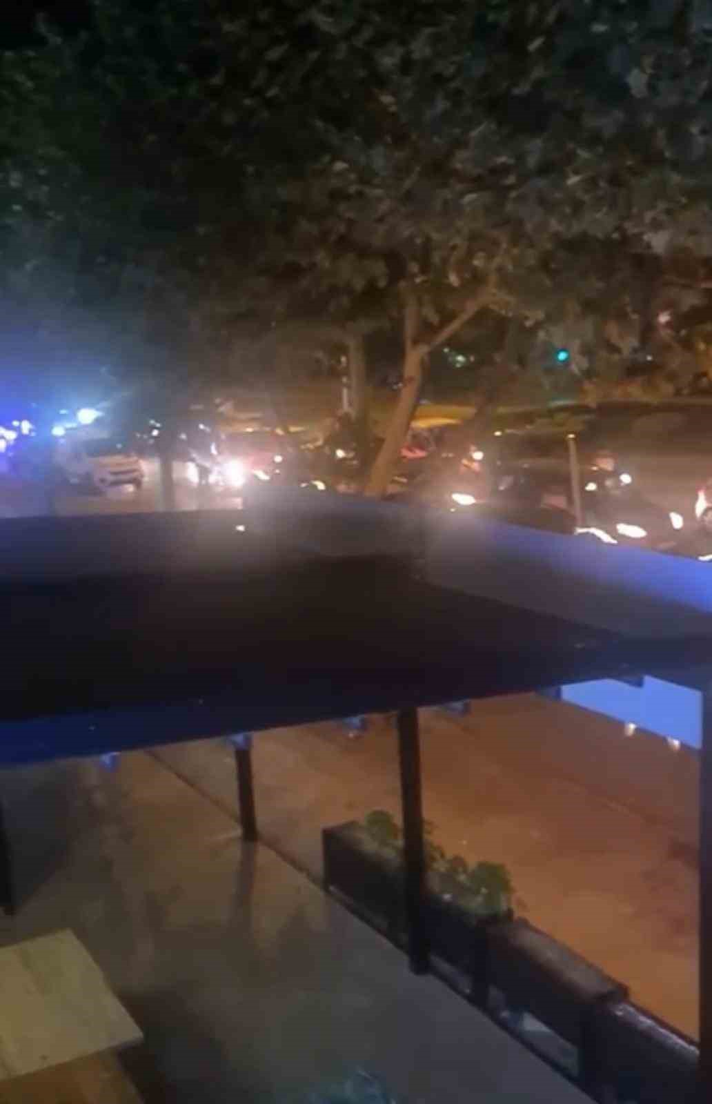 Trafiği Kesip Halaya Durdular, Sireni Görünce Böyle Kaçtılar