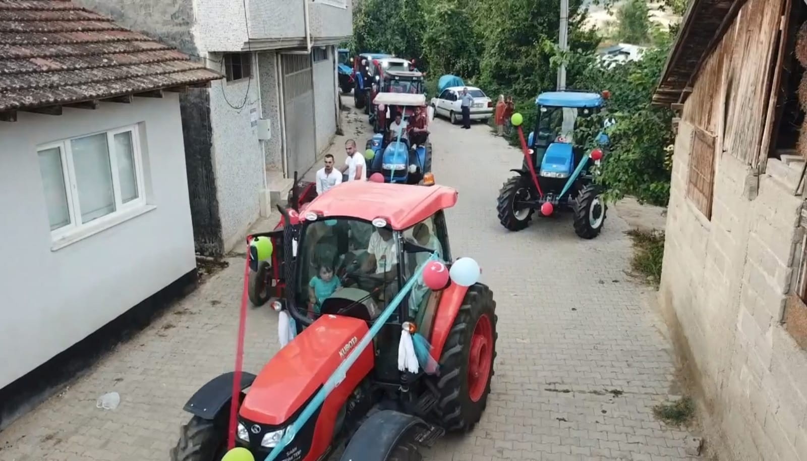 Bursa'da Traktörlerden Sünnet Konvoyu
