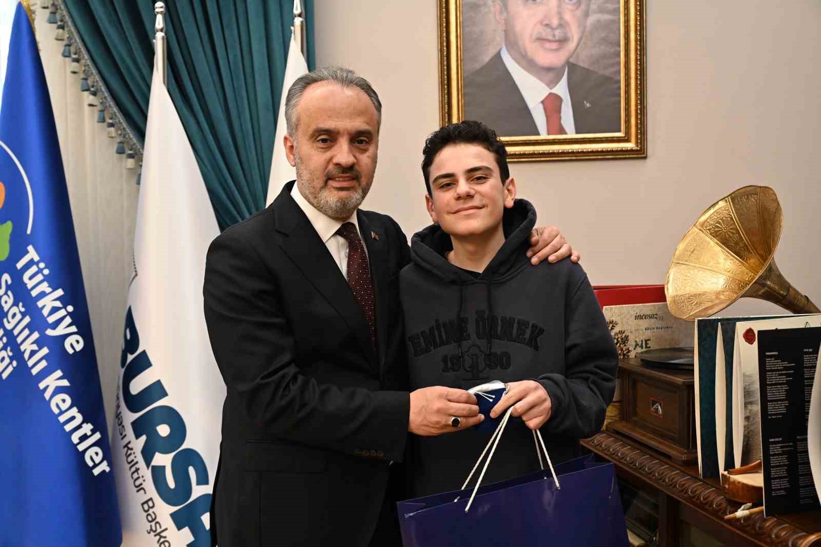 Türkiyenin En Genç Satranç Ustasından Başkan Aktaşa Ziyaret