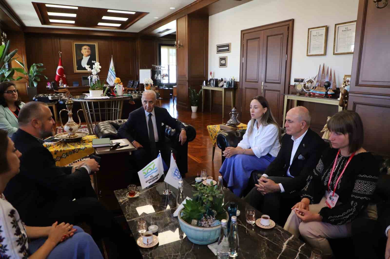 Ukraynalı Çocuklar Savaşta Kullanılan Mermi Kovanları İle Tüm Dünyaya Barış Mesajı Verdi