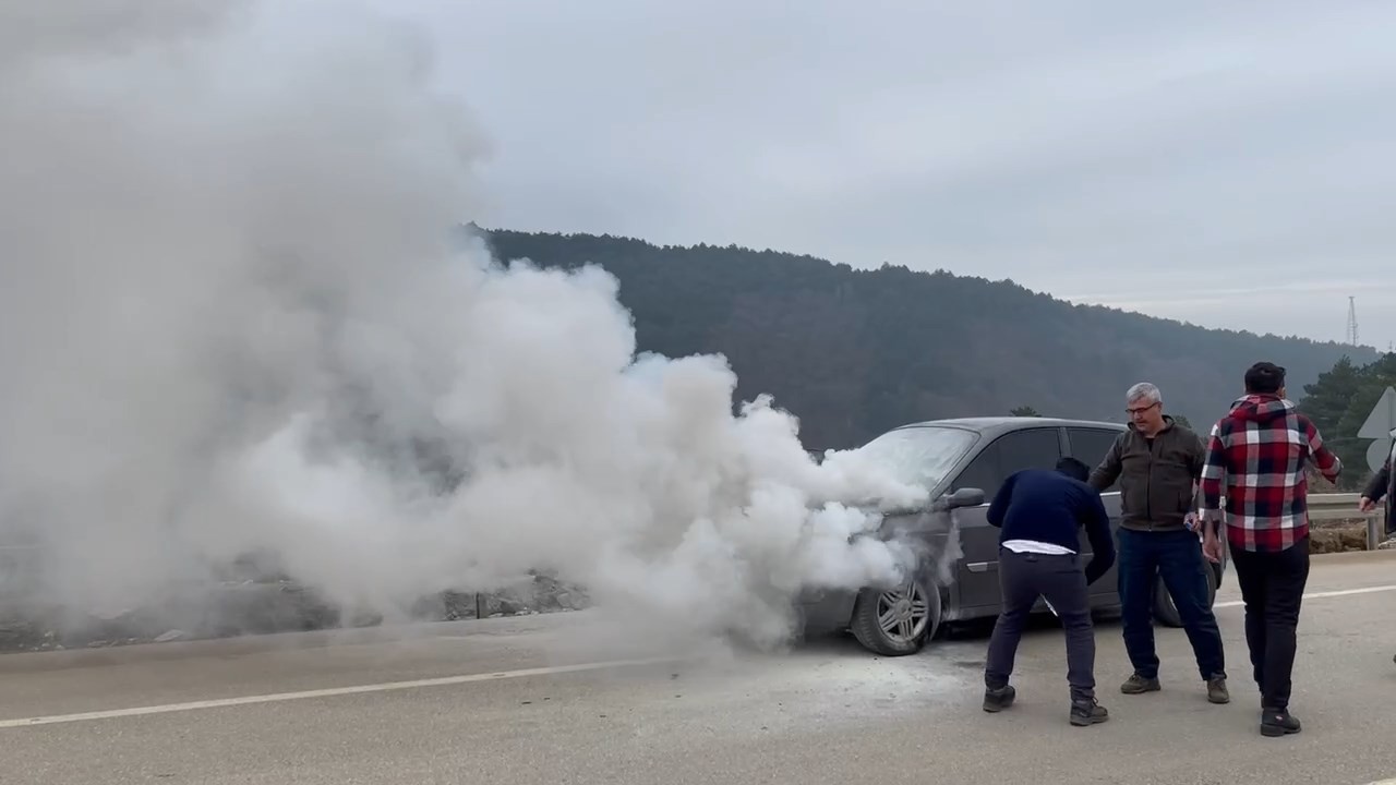 Uludağ Yolundaki Yoğunluktan Yanan Otomobil Kullanılamaz Hale Geldi