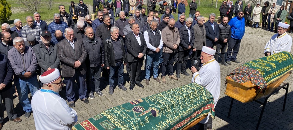 Ünlü oyuncunun anne babası son yolculuğuna uğurlandı!