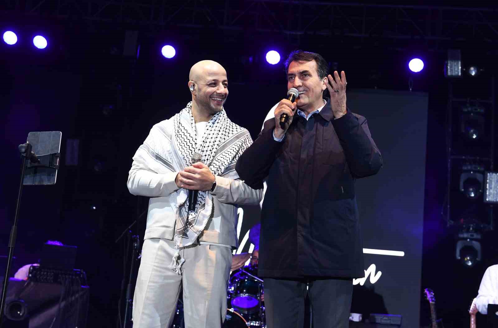 Ünlü Şarkıcı Maherzain En Güzel İlahilerini Osmangazi Meydanında Söyledi