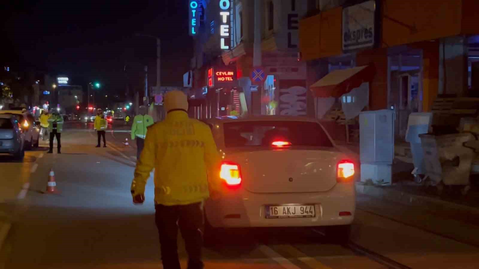 Uygulama Noktasına Takılan Sürücü, “Kaçmaya Çalışmıyorum, Kaza Var Sanıyorum” Dedi, Ehliyetsiz Çıktı