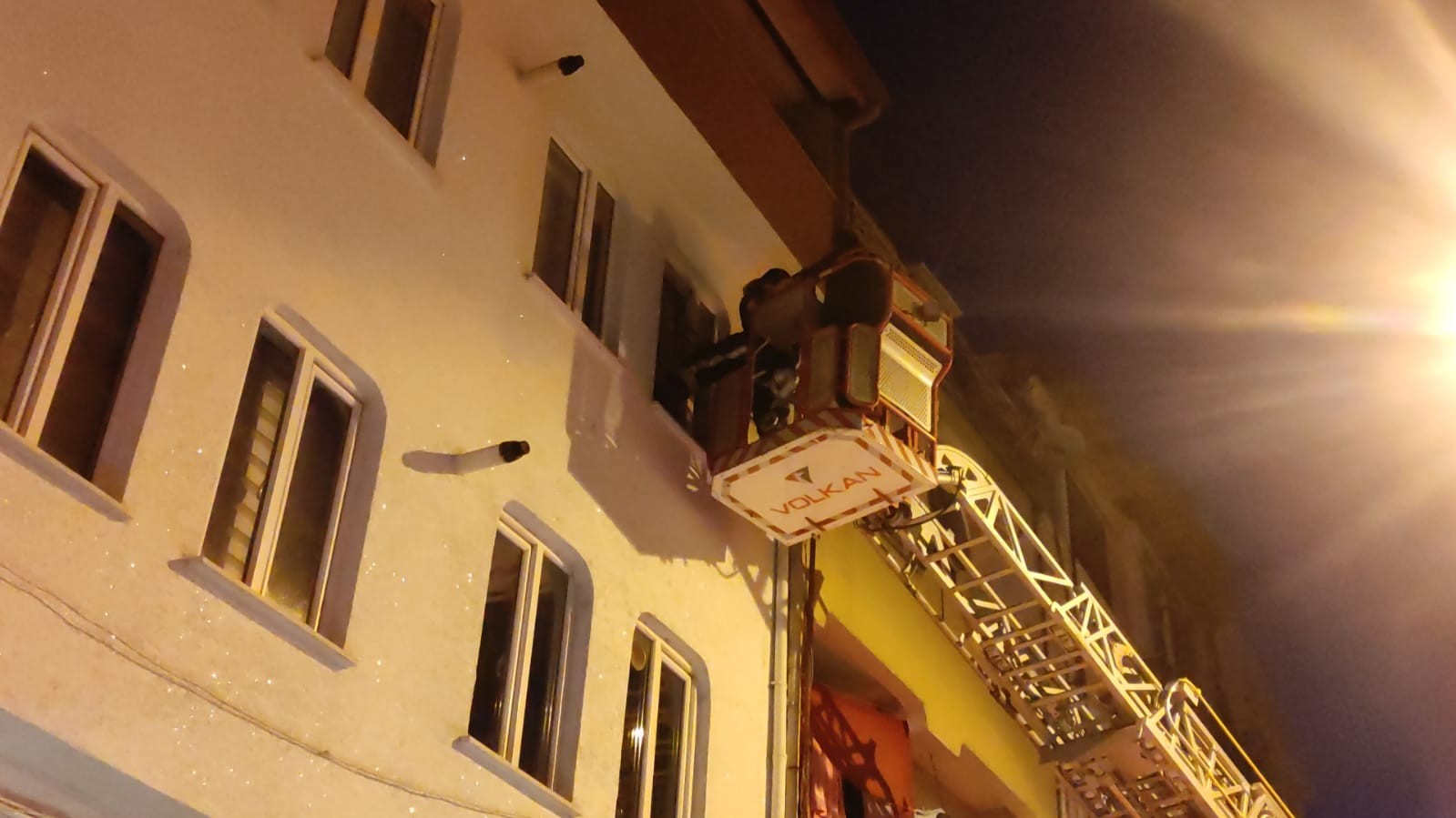 Uyuyakalan Kadın İtfaiye Ve Polisi Alarma Geçirdi