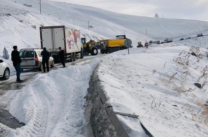 Van-Hakkari Karayoluna Çığ Düştü