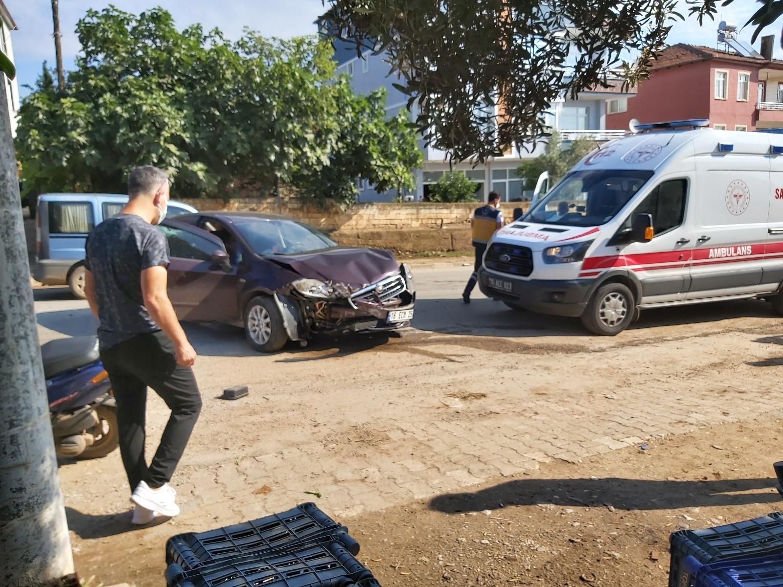 Virajı Alamayan Kadın Sürücü Duvara Çarptı