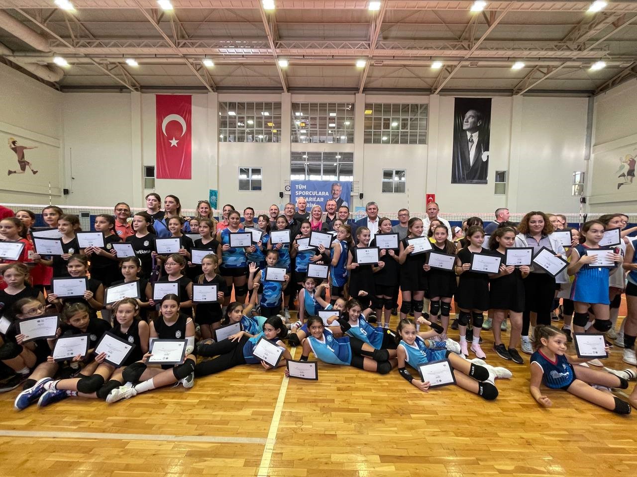 Voleybol Şenliğinde 800 Çocuk Buluştu