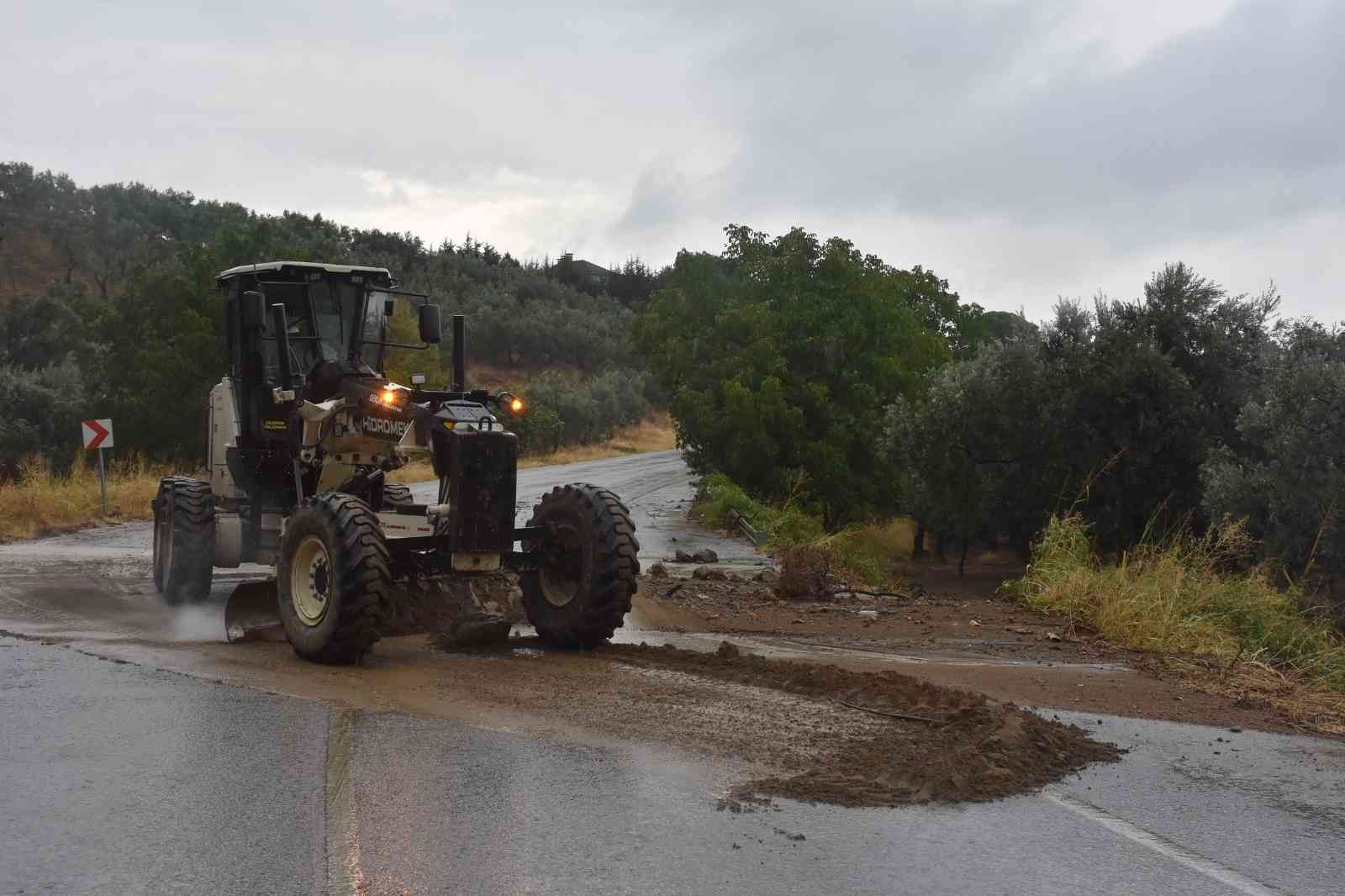 Yağıştan Kapanan Yolu Gemlik Belediyesi Açtı