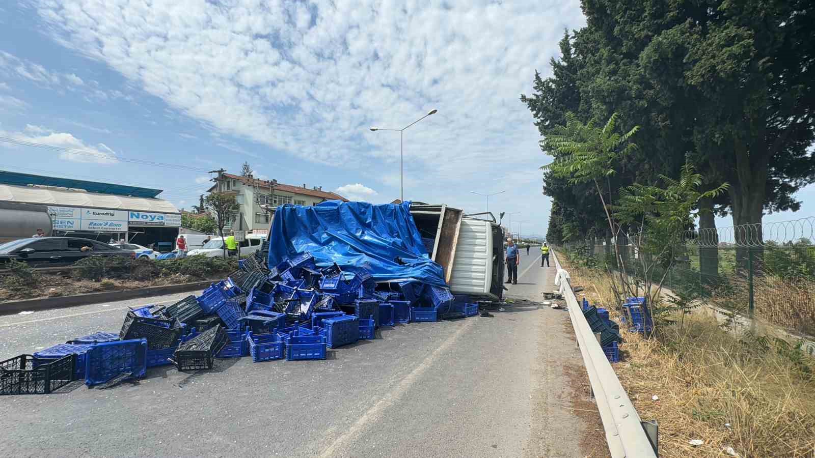 Yalovada Tırla Çarpışan Kamyonet Devrildi: 2 Yaralı