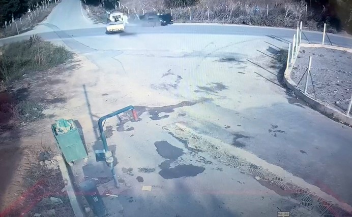 Yan Yoldan Çıkan Kamyonet Ana Yoldan Geçen Otomobille Çarpıştı: 2 Yaralı