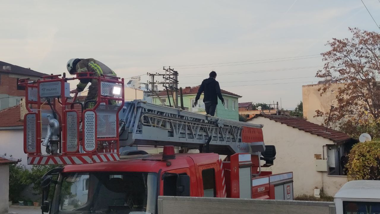 Yangında Mahsur Kalan Aileyi İtfaiye Kurtardı
