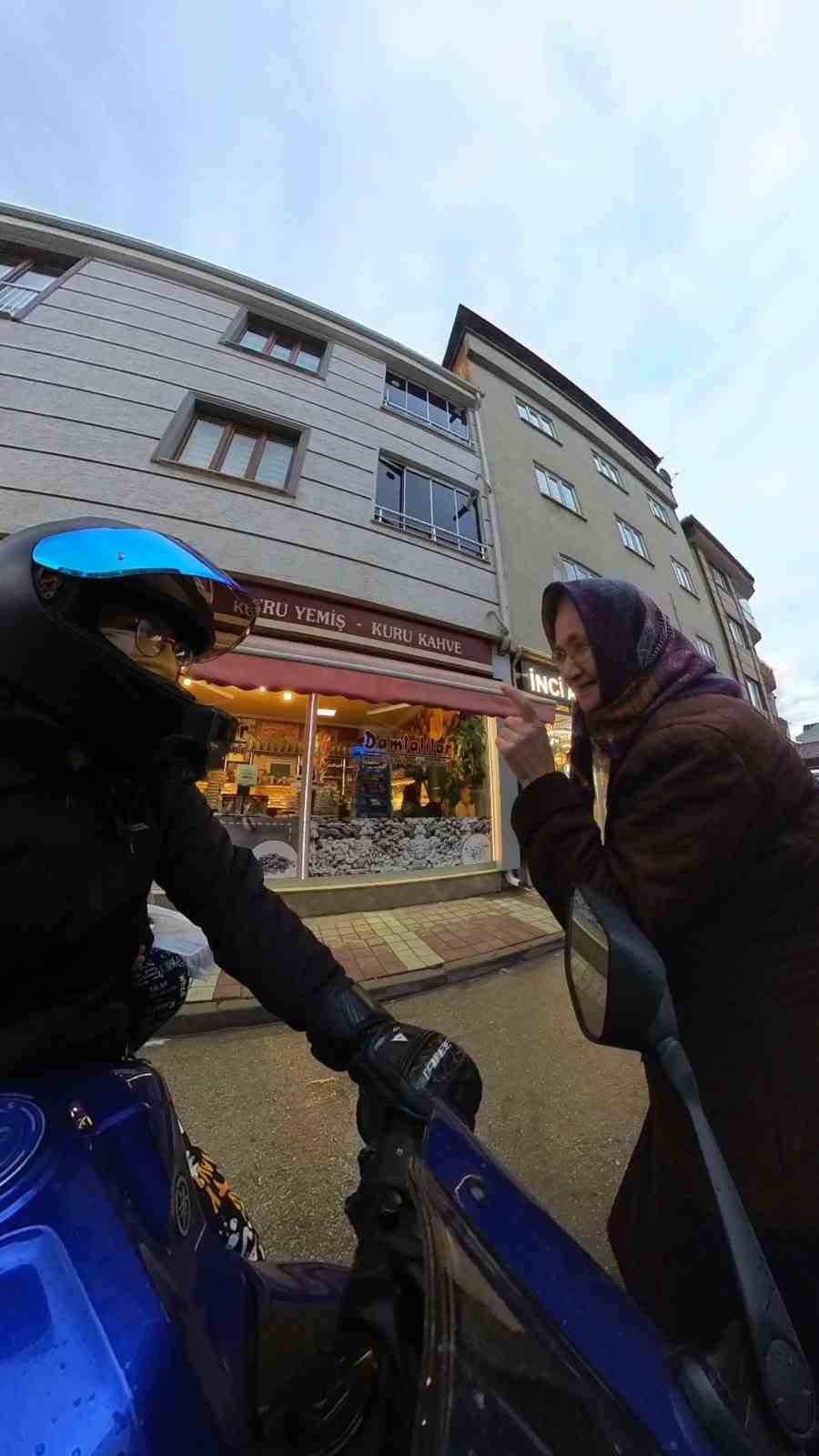 Yaşlı Kadınla Motosikletli Gençlerin Diyalogu Gülümsetti