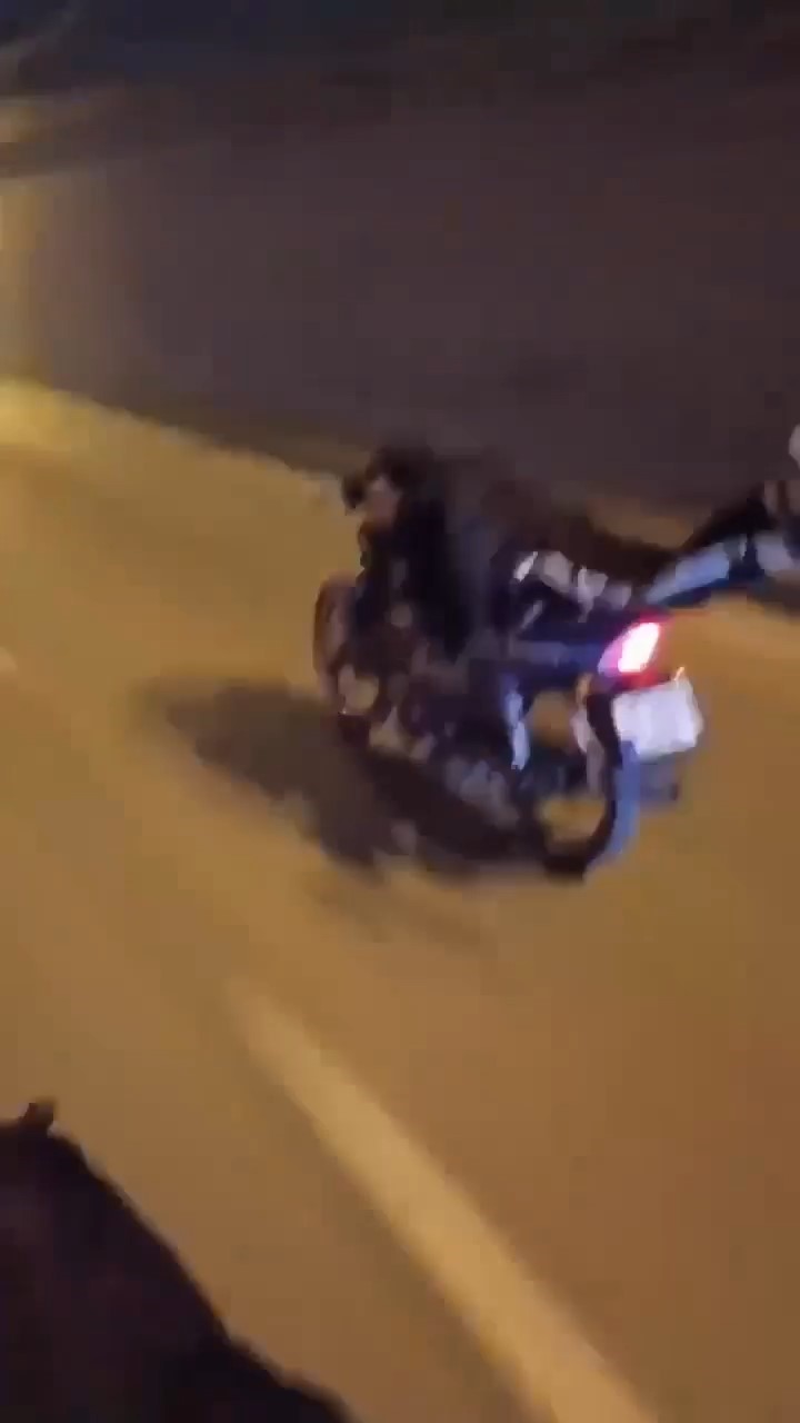 Yatarak Motosiklet Kullandı, Ölüme Meydan Okudu