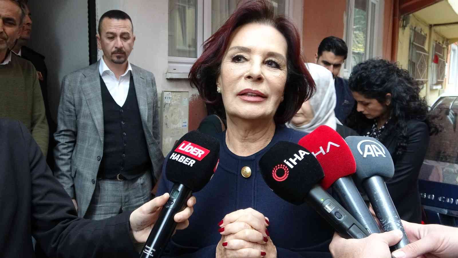 Yeşilçamın Yıldızı Hülya Koçyiğit, Bursalı Şehit Astsubayın Ailesini Ziyaret Etti
