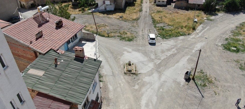Yol Ortasında Kalan Mezar Görenleri Şaşırtıyor