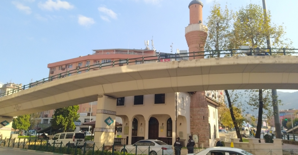 Yol Ortasındaki Bu Caminin Yolu Yok
