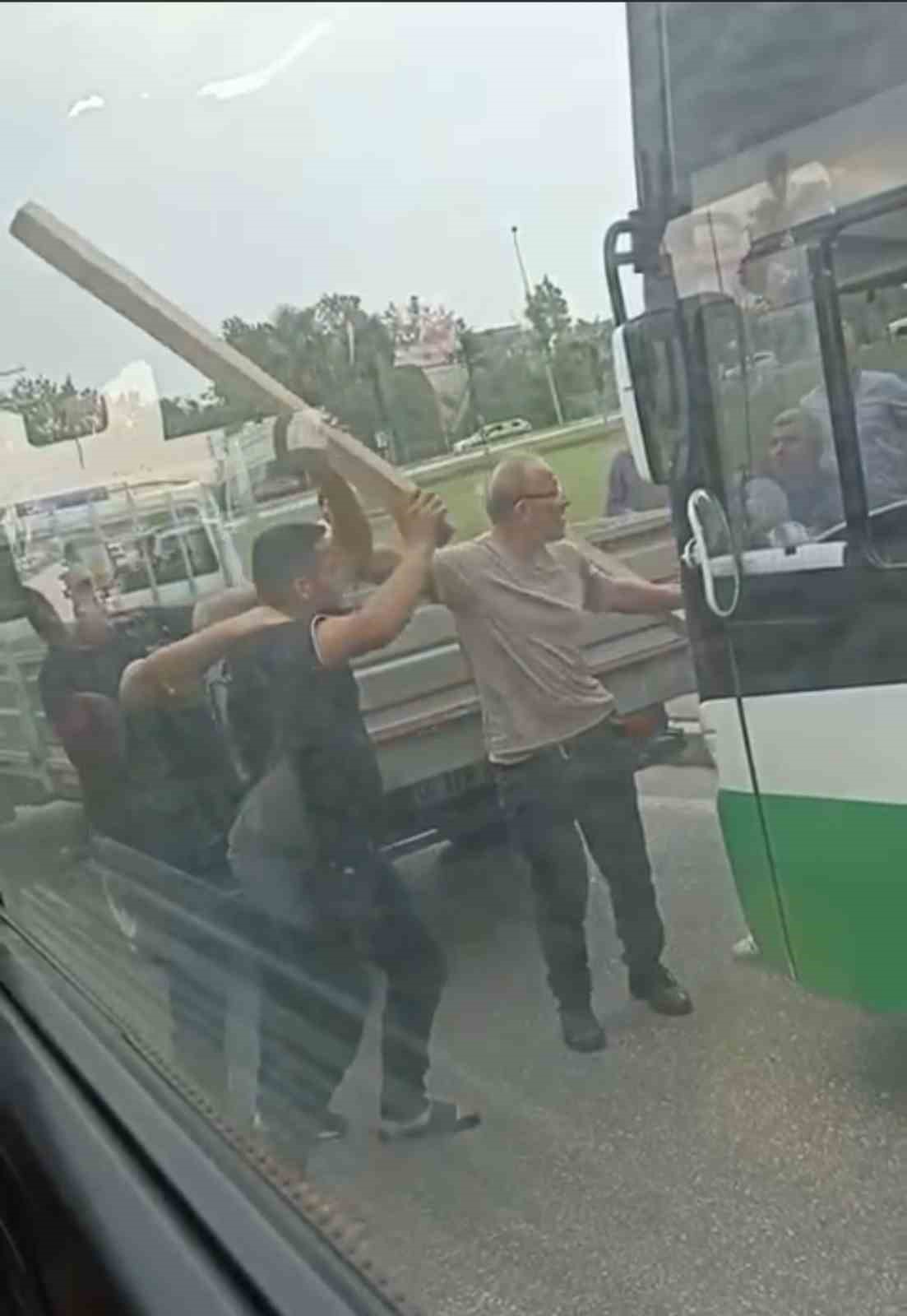 Yol Verme Meselesi Kavgaya Döndü, 2 Sürücü Kalaslarla Birbirine Girdi