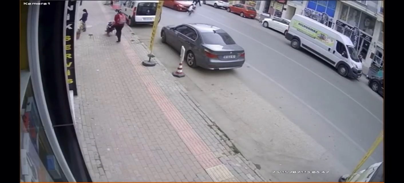 Yola Fırlayan Çocuk Otomobilin Altında Böyle Kaldı