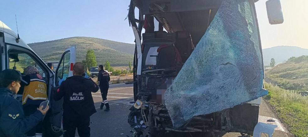 Yolcu otobüsü kamyonetle çarpıştı: 17 yaralı