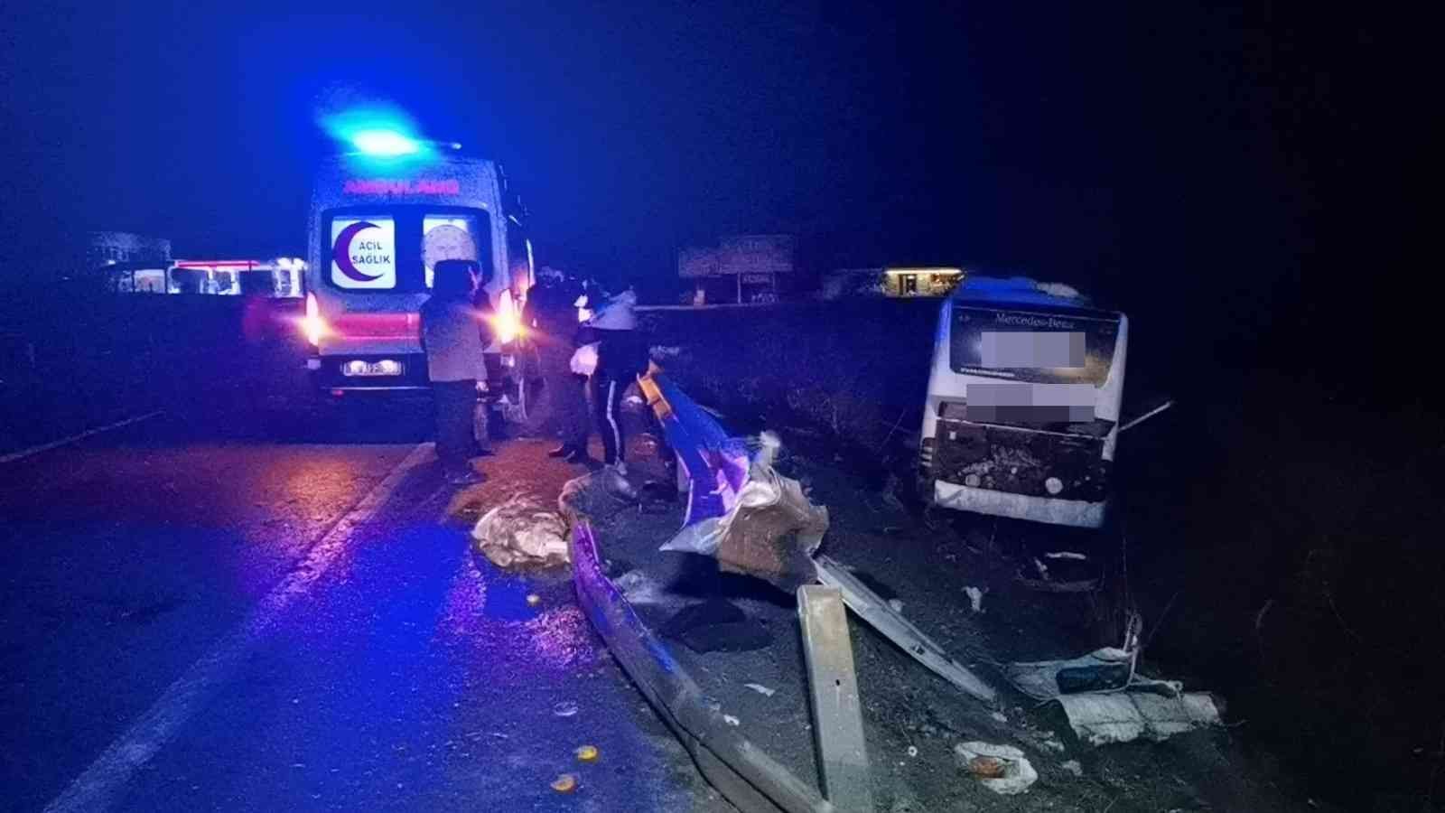 Yolcu Otobüsü Tarlaya Uçtu: 12 Yaralı