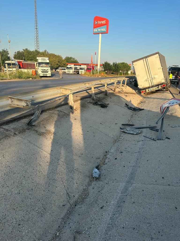 Yoldan Çıkan Kamyonet Kaza Yaptı: 1 Ölü