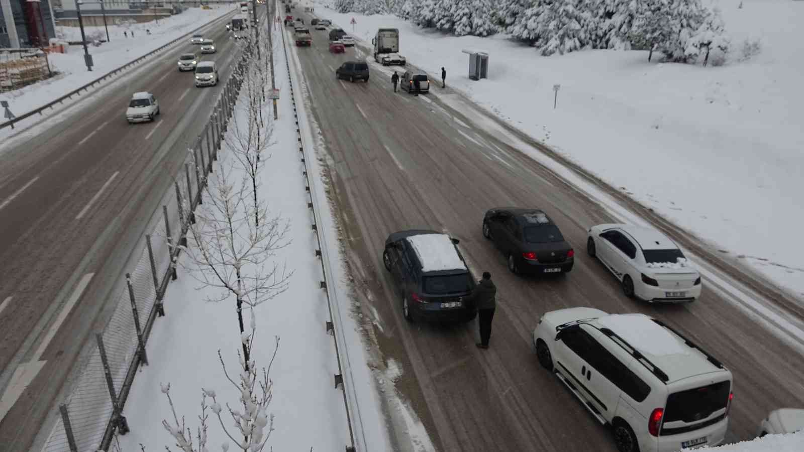 Yoldan Çıkan Otobüs Ve Kamyonlar Bursa-İzmir Karayolunu Trafiğe Kapattı
