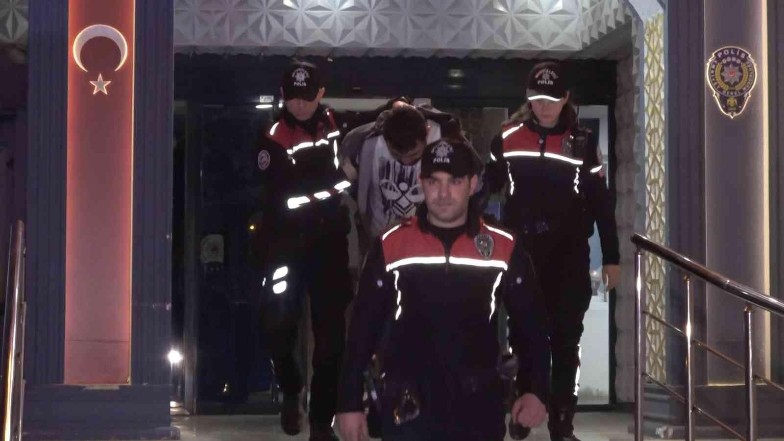 Yunus Timlerinin Dur İhtarına Uymadı, 20 Kilometre Kaçtı...yüklü Uyuşturucu İle Yakalandı