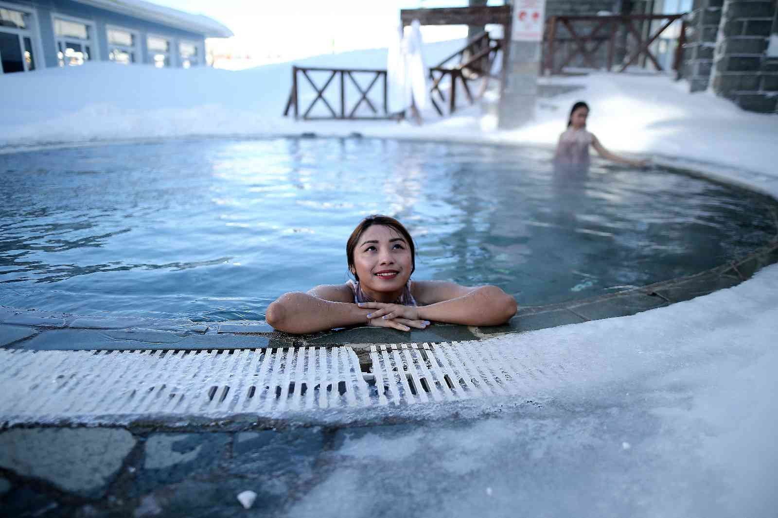 Zirvede Turistlerin Kar Üstünde Hamam Sefası